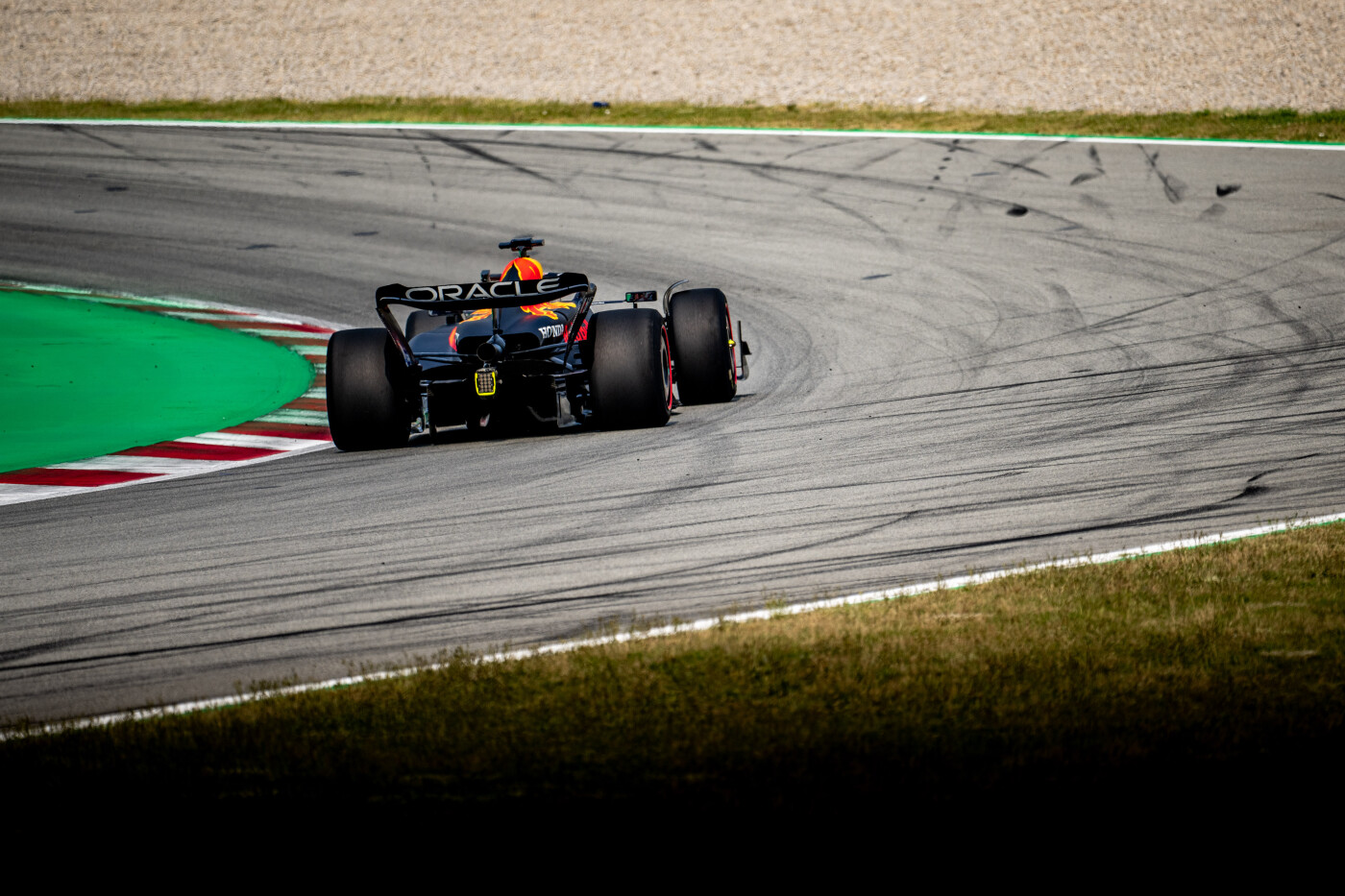 testpirelli-barcelona-day2-redbull3
