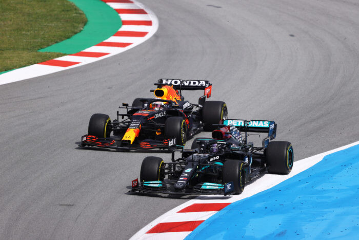 Verstappen-en-Hamilton-spanje-2021-700x467