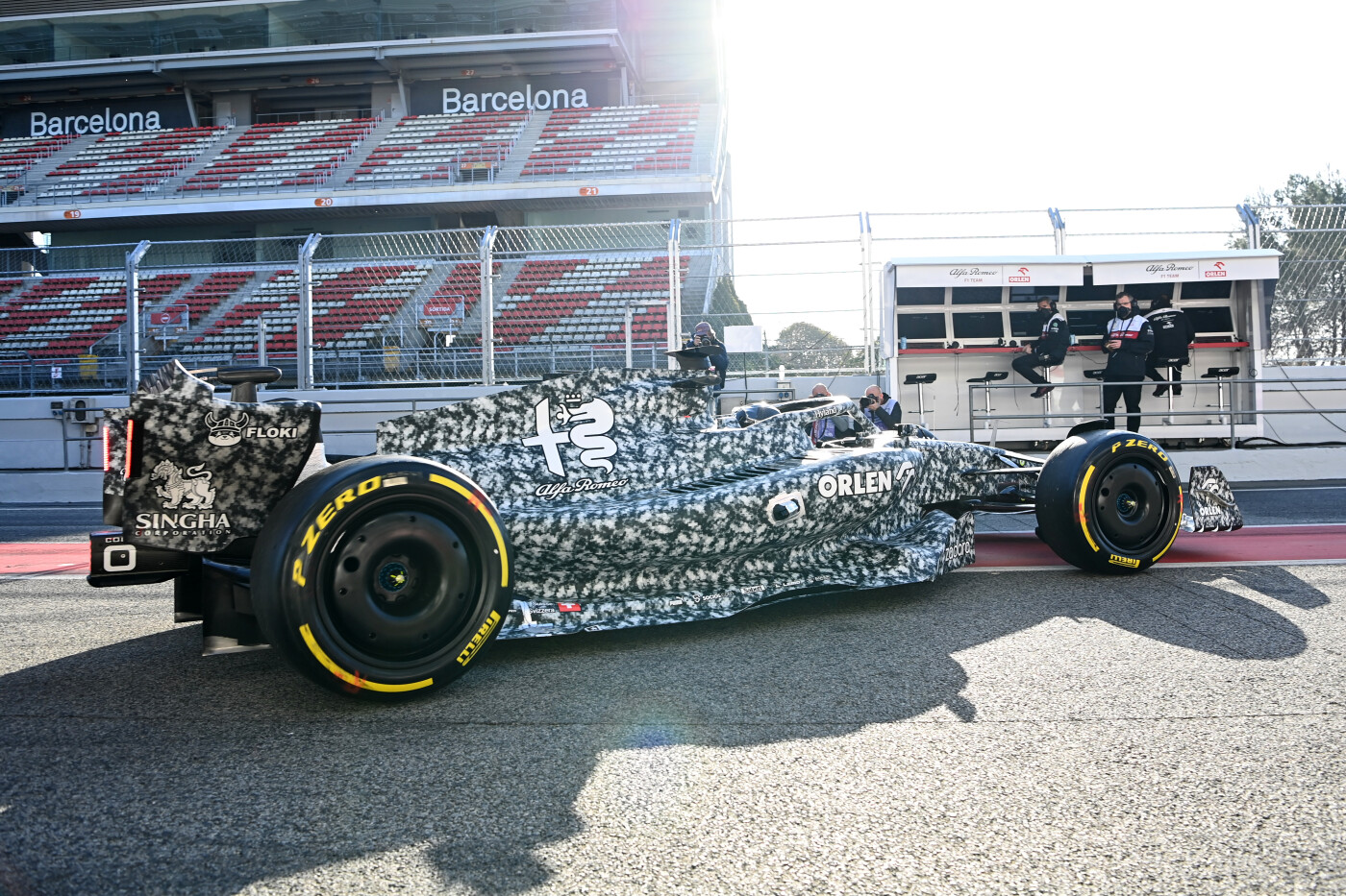 Alfa Romeo uit de garage tweede testdag Barcelona 2022