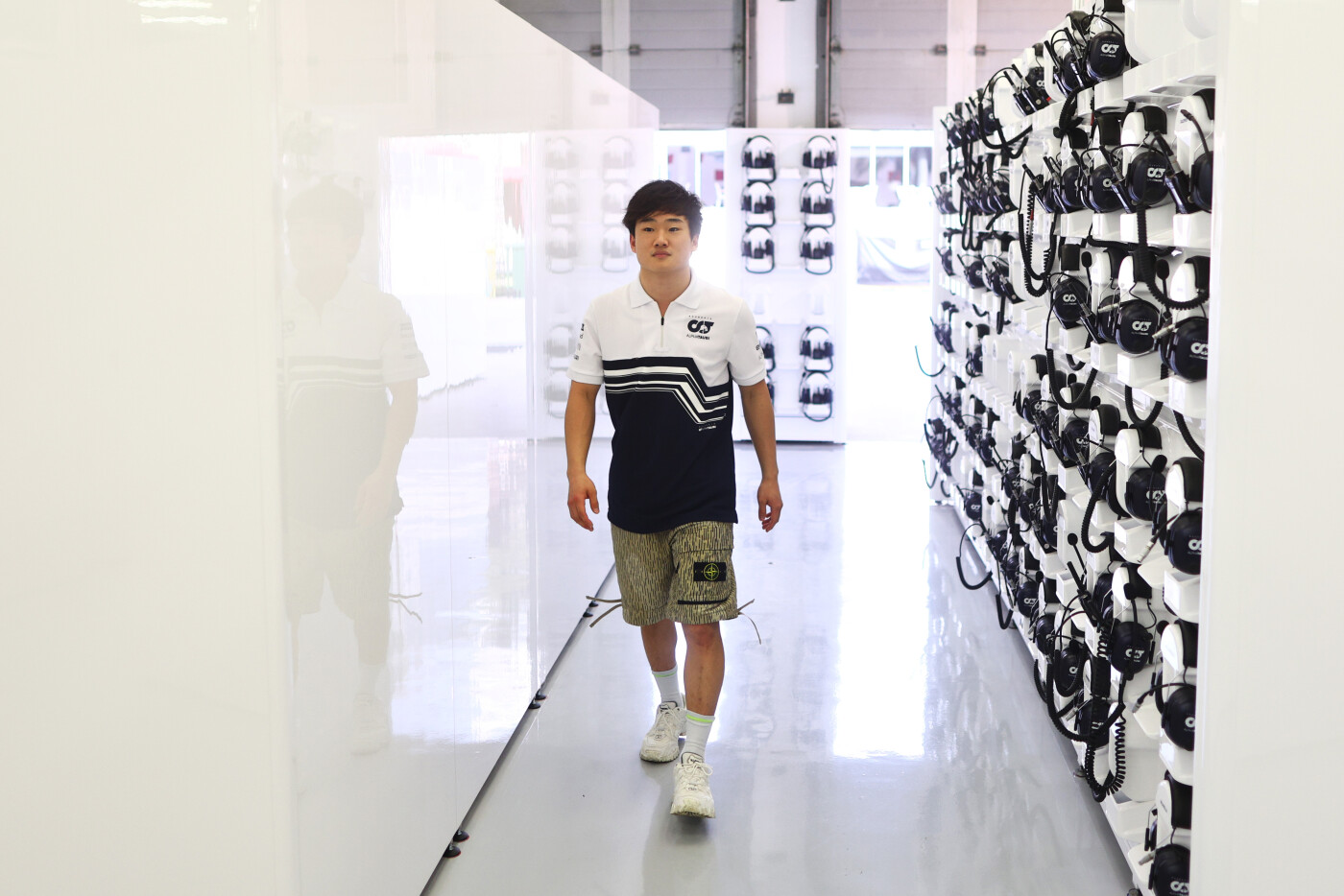 Yuki Tsunoda in de garage wintertest Bahrein 2022