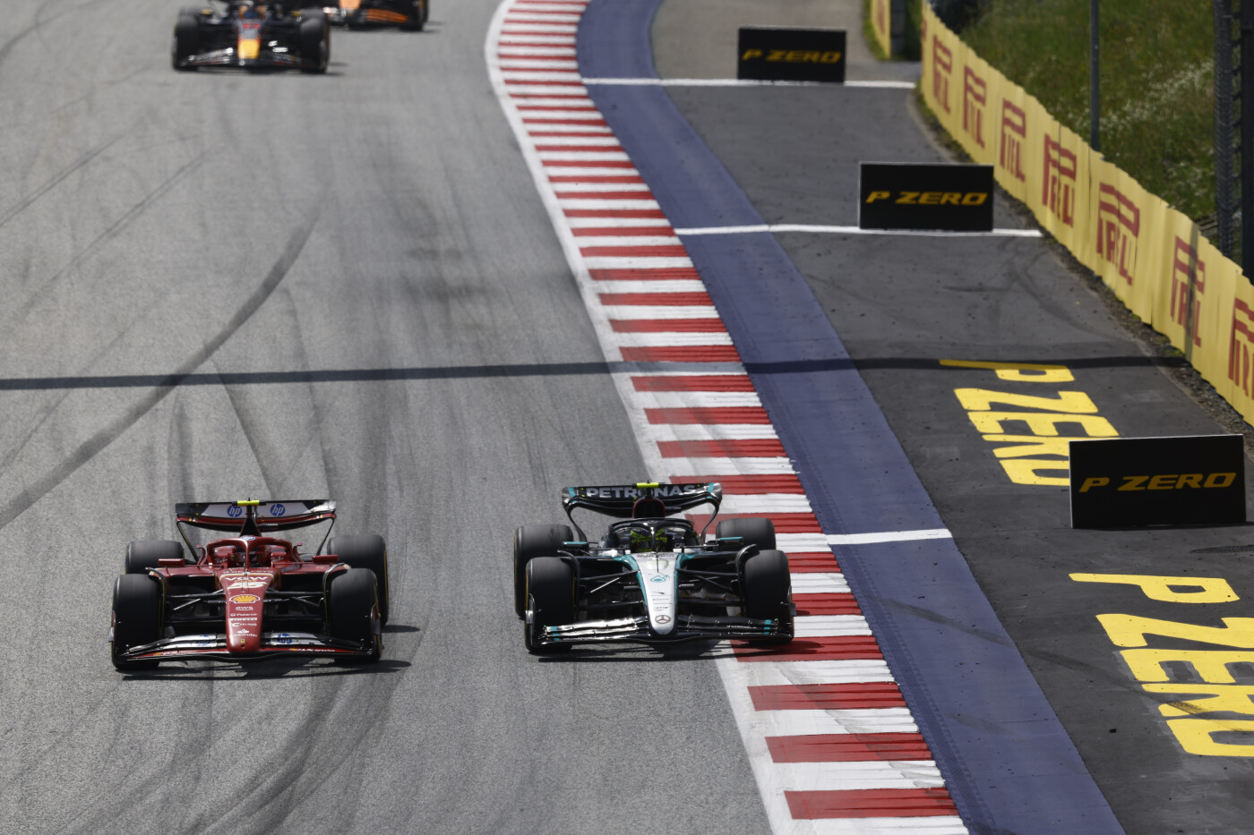 Lewis Hamilton en Carlos Sainz in gevecht GP Oostenrijk
