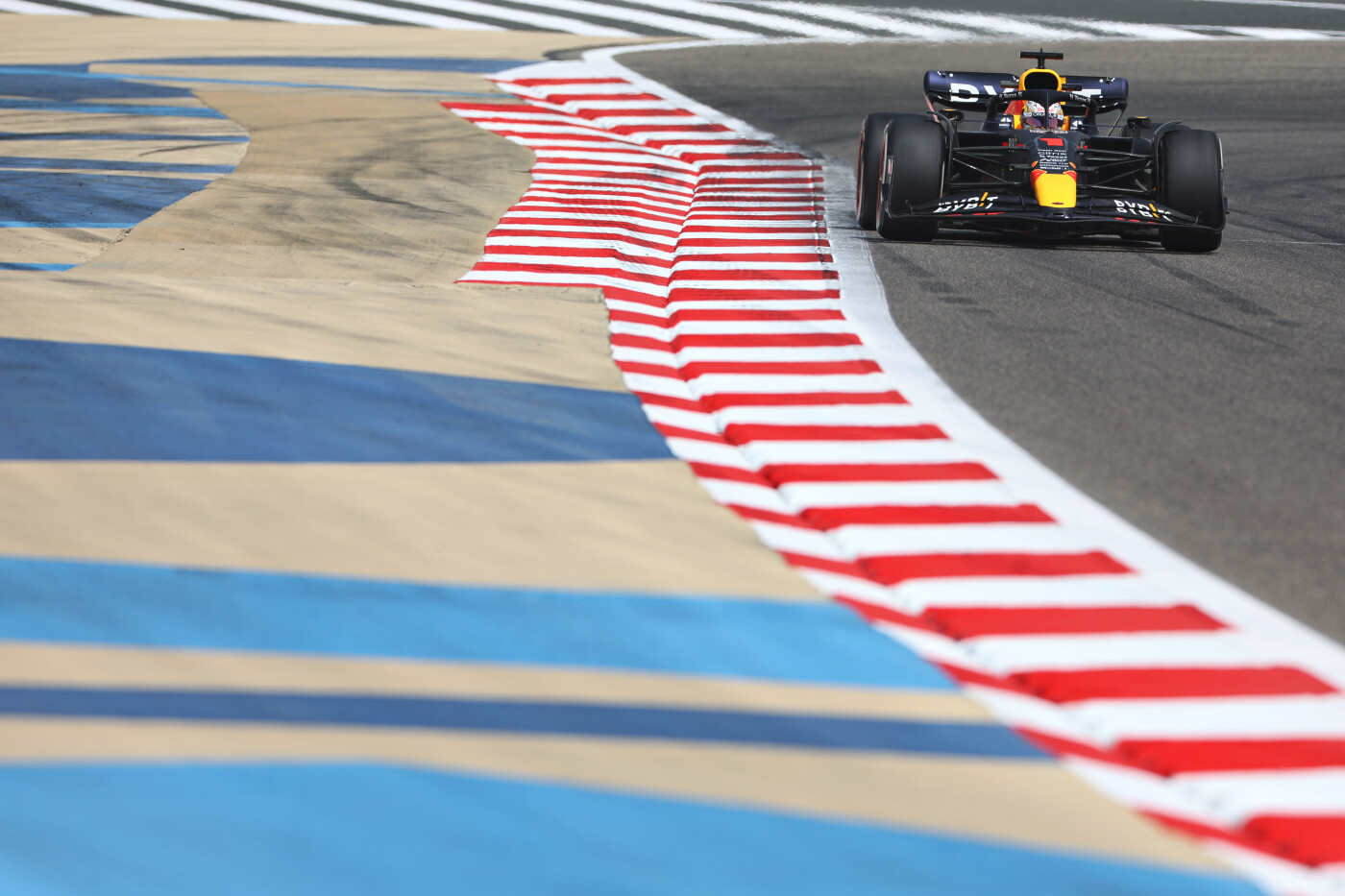 Max Verstappen op de baan tweede testdag Bahrein 2022