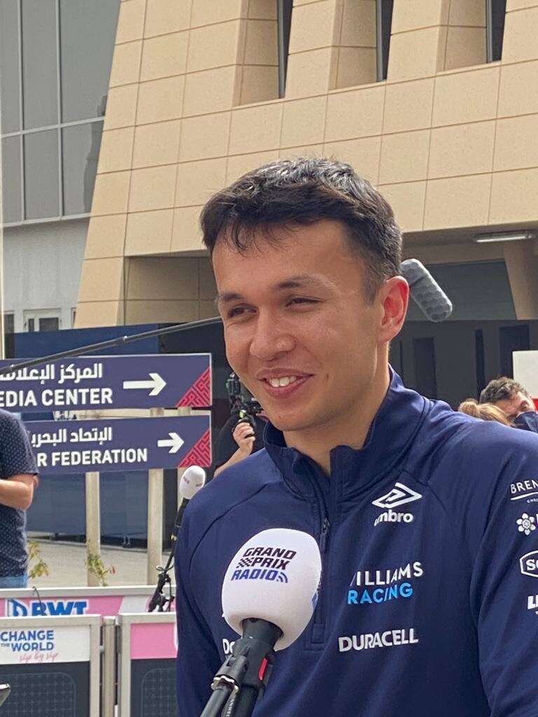 Alex Albon voor Grand Prix Radio tweede testdag Bahrein 2022