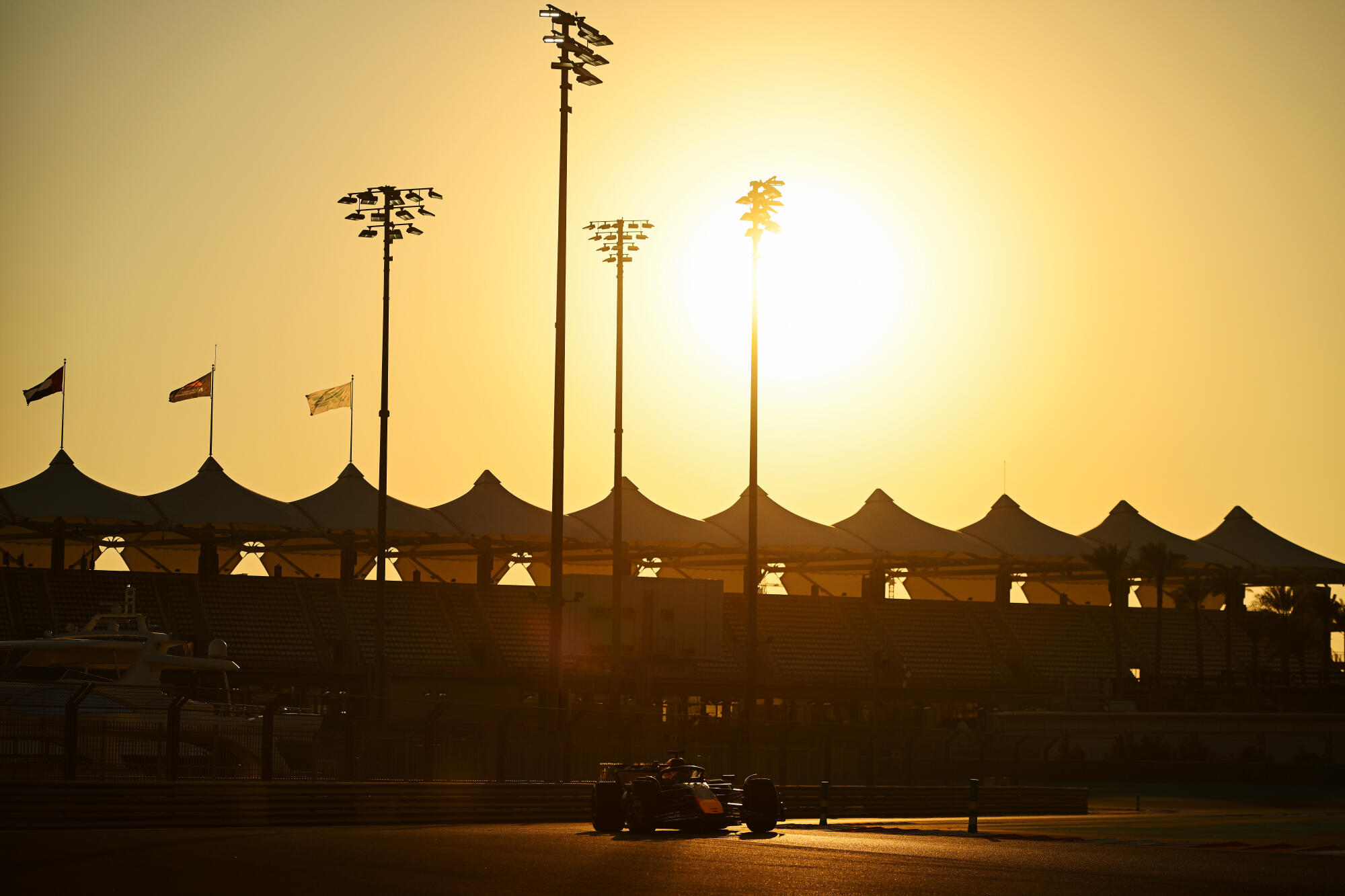 Isack Hadjar auto zon Red Bull tests dinsdag Abu Dhabi 2025