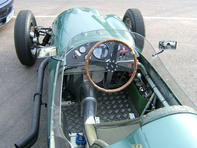 Aston-Martin-DBR4-interieur-666x500