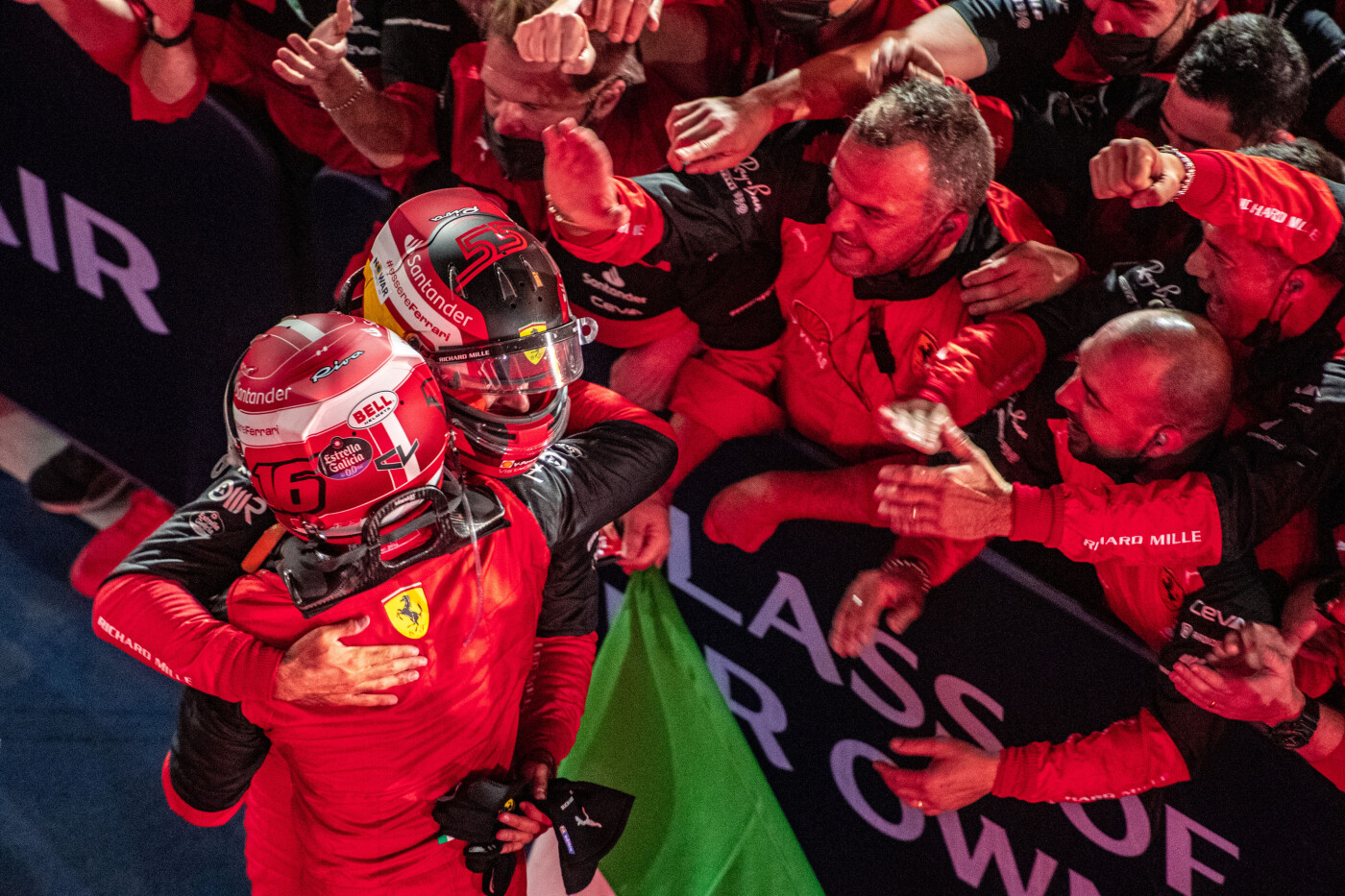 Carlos Sainz en Charles Leclerc omhelzen elkaar na een 1-2 overwinning Bahrein 2022