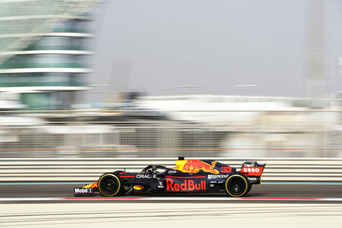 Max Verstappen / Red Bull Racing / Pirelli testdagen / 2021 / Abu Dhabi / 18-inch banden 