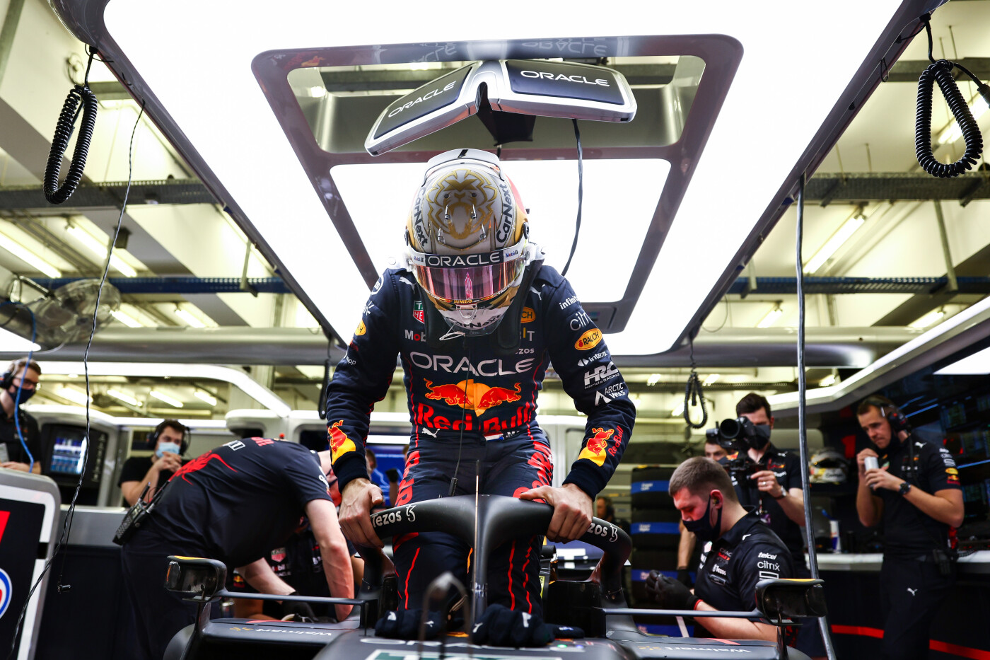 Max Verstappen stapt de auto in tweede testdag Bahrein 2022