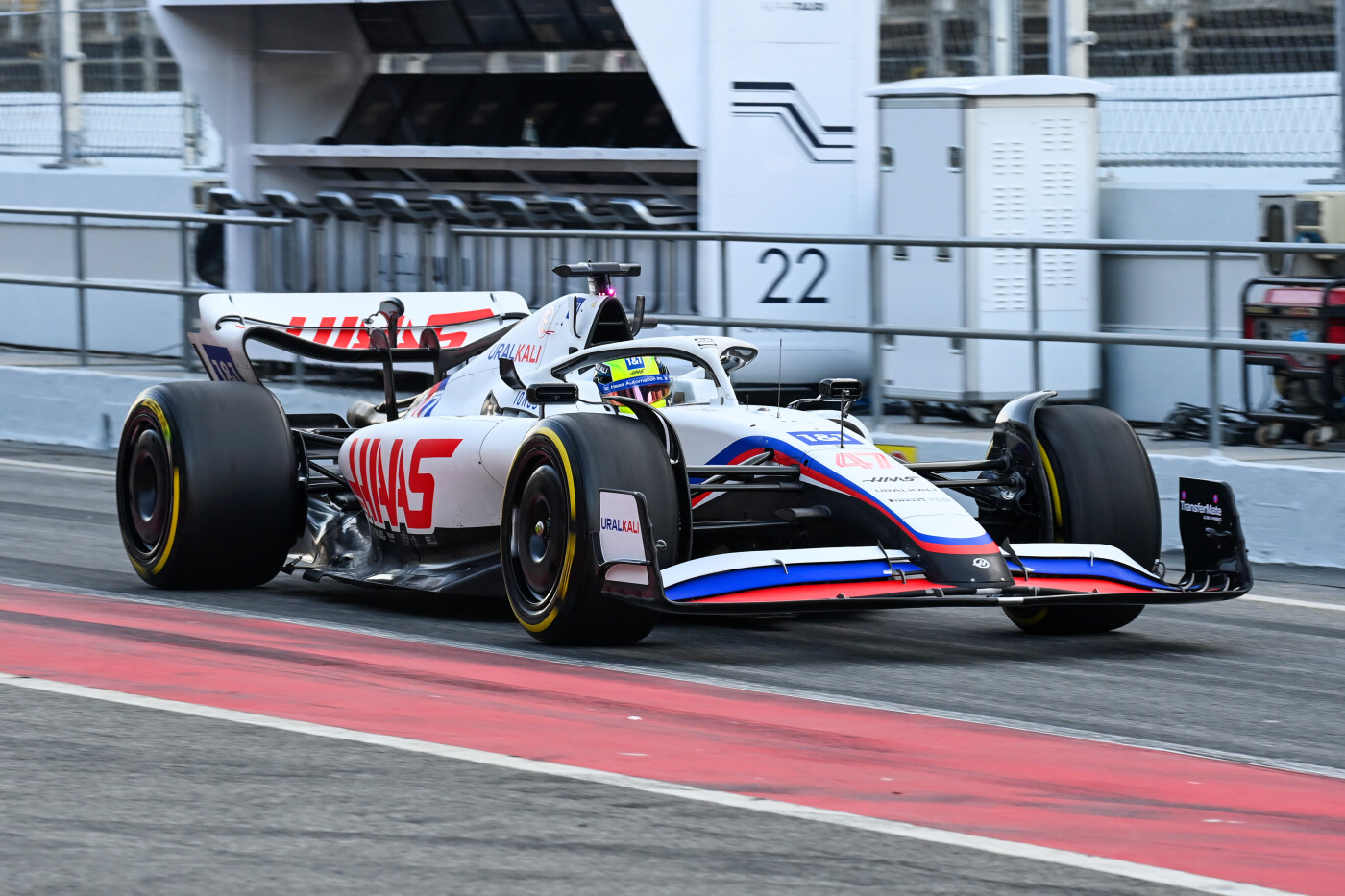 Mick Schumacher in de pitstraat donderdagsessie testdagen Barcelona 2022