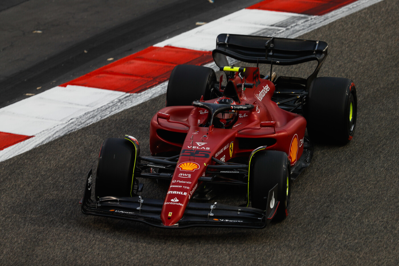 Carlos Sainz op de baan tweede testdag Bahrein 2022