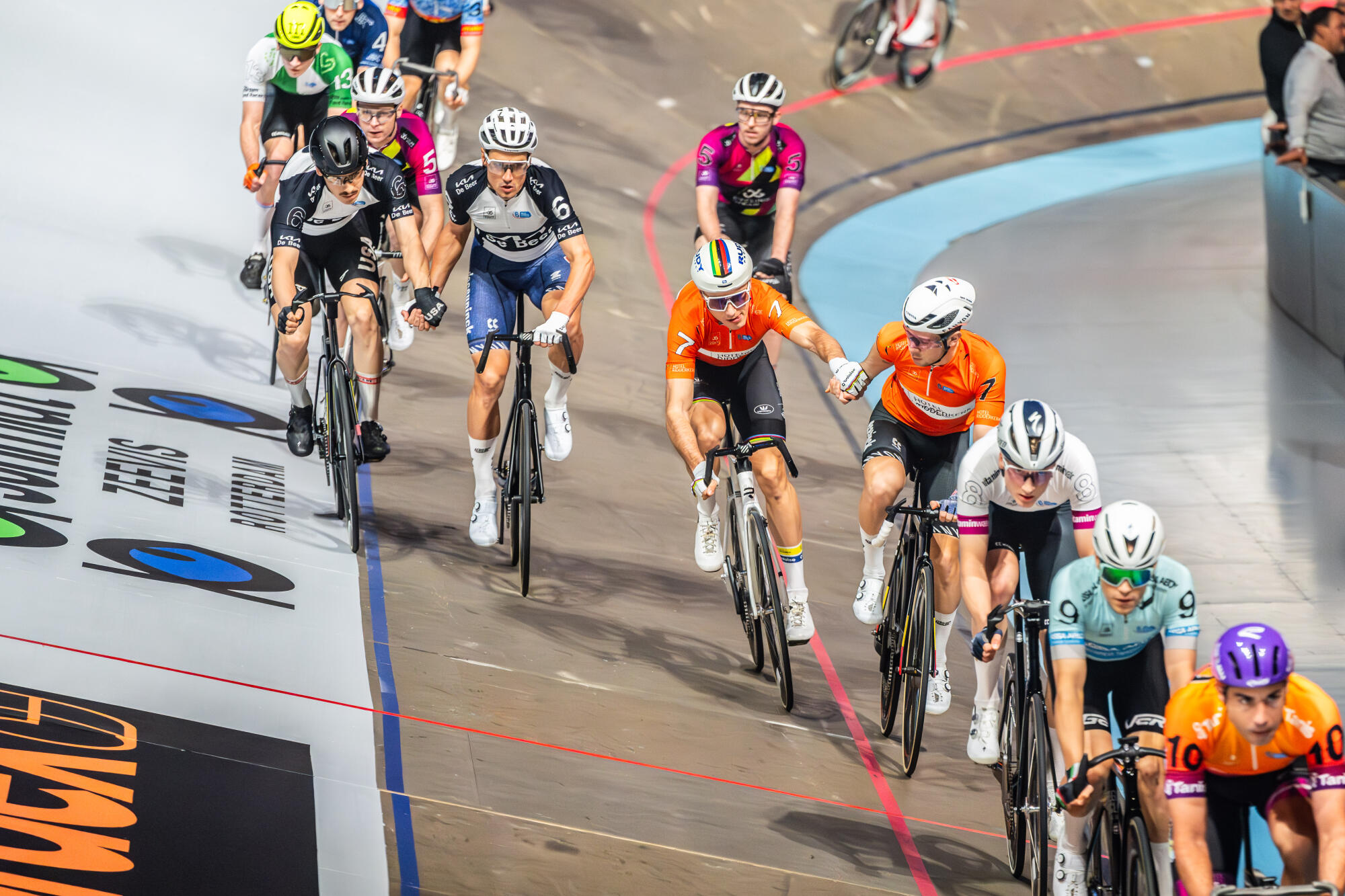 Wielerzesdaagse wielrenners op de baan