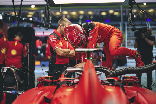 230010-singapore-gp-friday-gallery_75d1fdf5-975b-47e9-aefd-2f4ce65f8a60