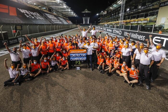 Een foto van het McLaren team 3e prijs constructeurs 2020