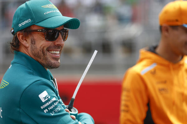 Fernando Alonso lachend zondag Baku 2023
