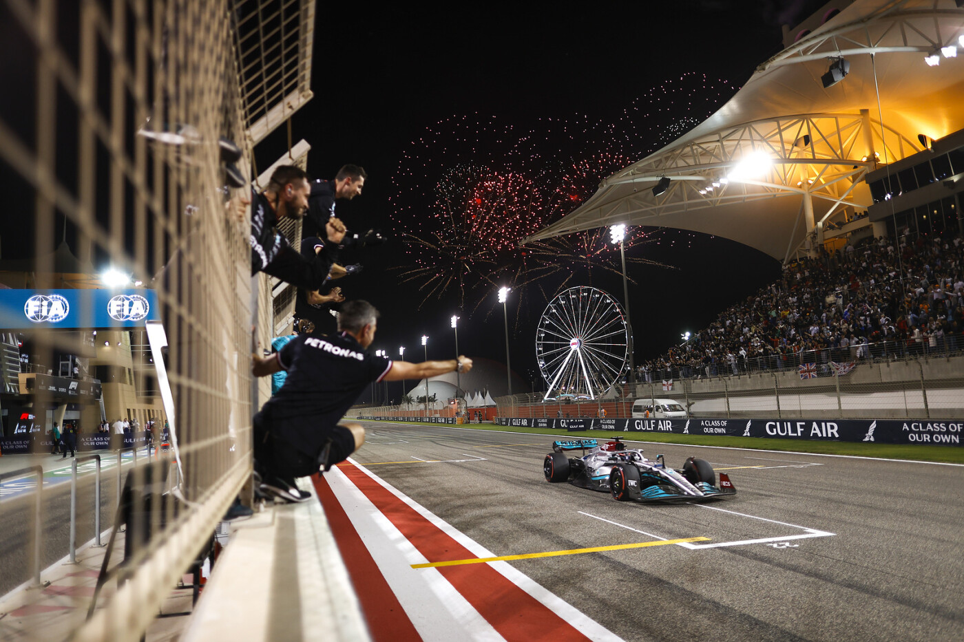 Lewis Hamilton over de finish Grand Prix Bahrein 2022