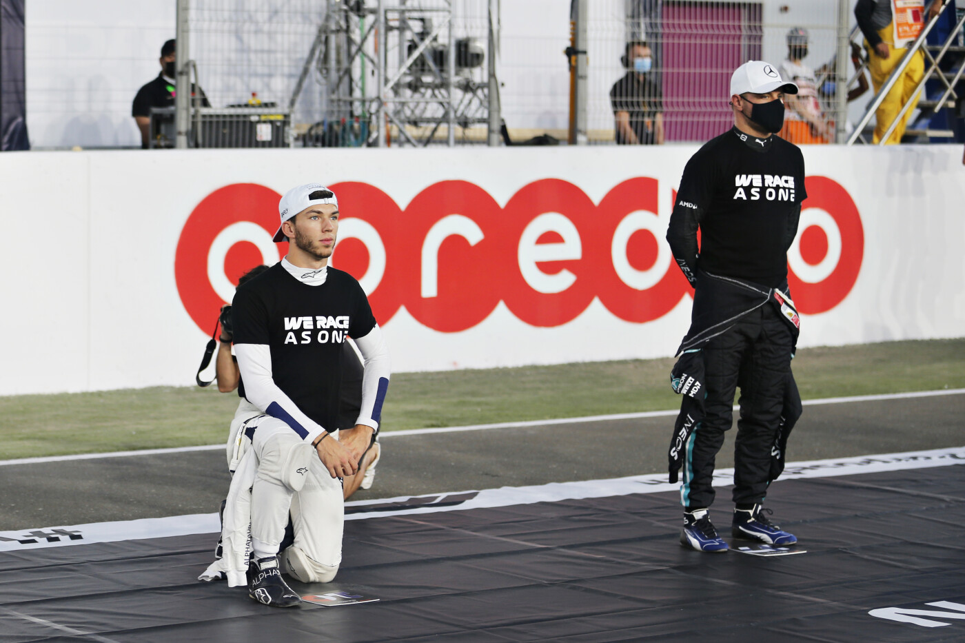 Pierre Gasly en Valtteri Bottas tijdens we race as one moment Grand Prix Qatar 2021