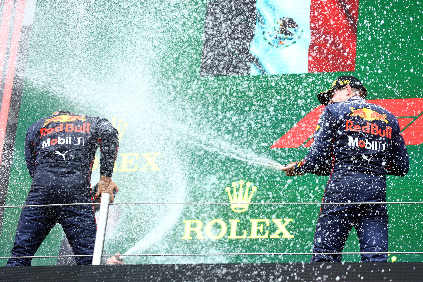 Max Verstappen sprayt Sergio Pérez op het podium Imola 2022