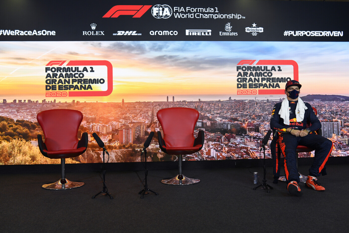 Max Verstappen wacht op medecollega's tijdens persconferentie Grand Prix Spanje 2020