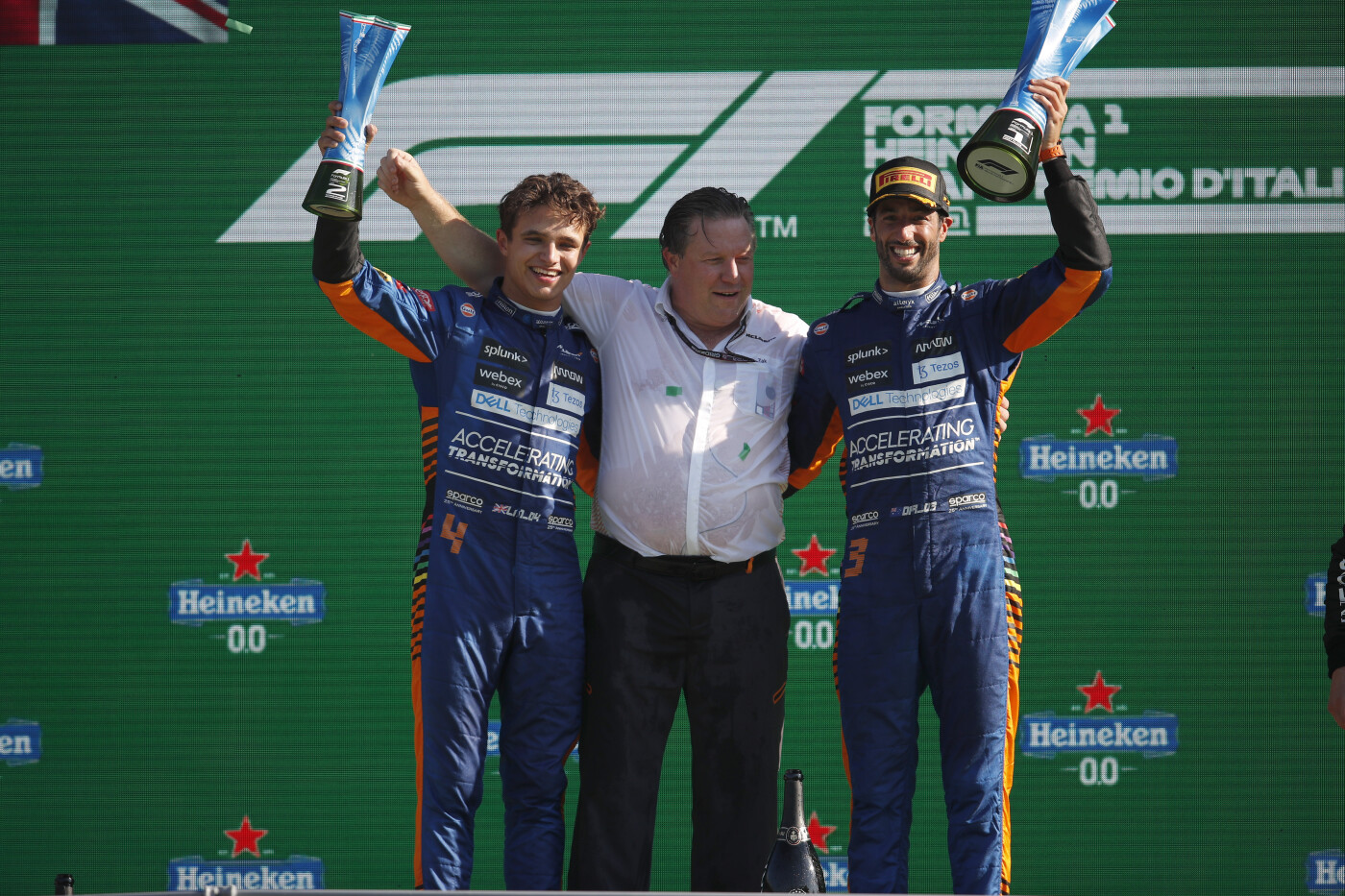 Zak Brown met Lando Norris en Daniel Ricciardo op het podium Grand Prix Italië 2021
