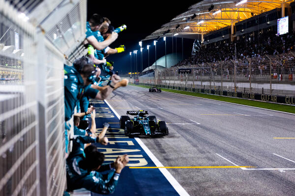 Fernando Alonso als derde over de finish in Bahrein 2023