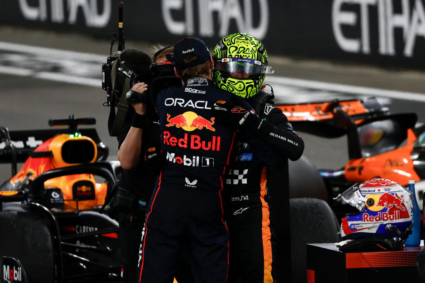 Max Verstappen en Lando Norris na afloop van F1 Grand Prix van Abu Dhabi 2025