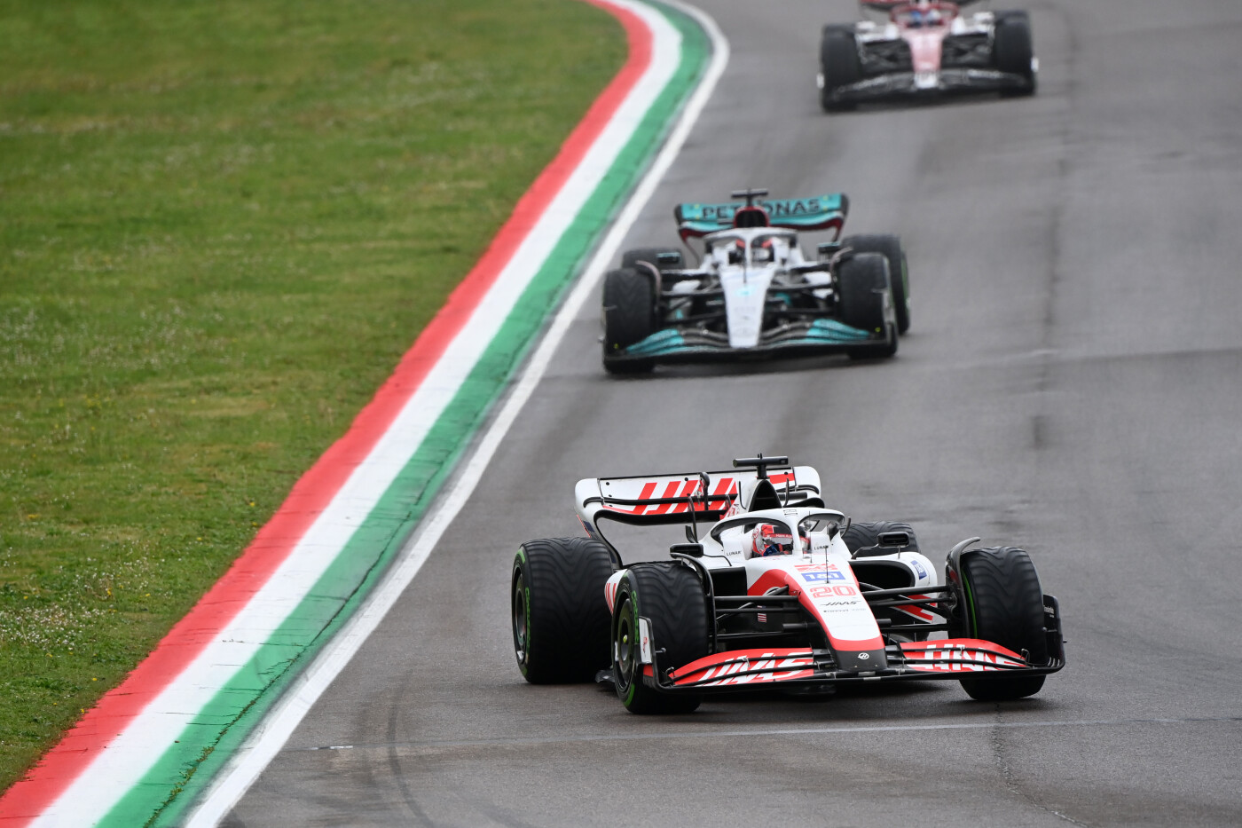 Kevin Magnussen in gevecht op de baan Imola 2022