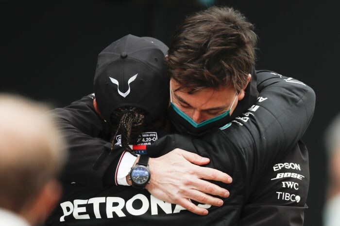 Een foto van Mercedes teambaas Toto Wolff die Lewis Hamilton knuffelt.