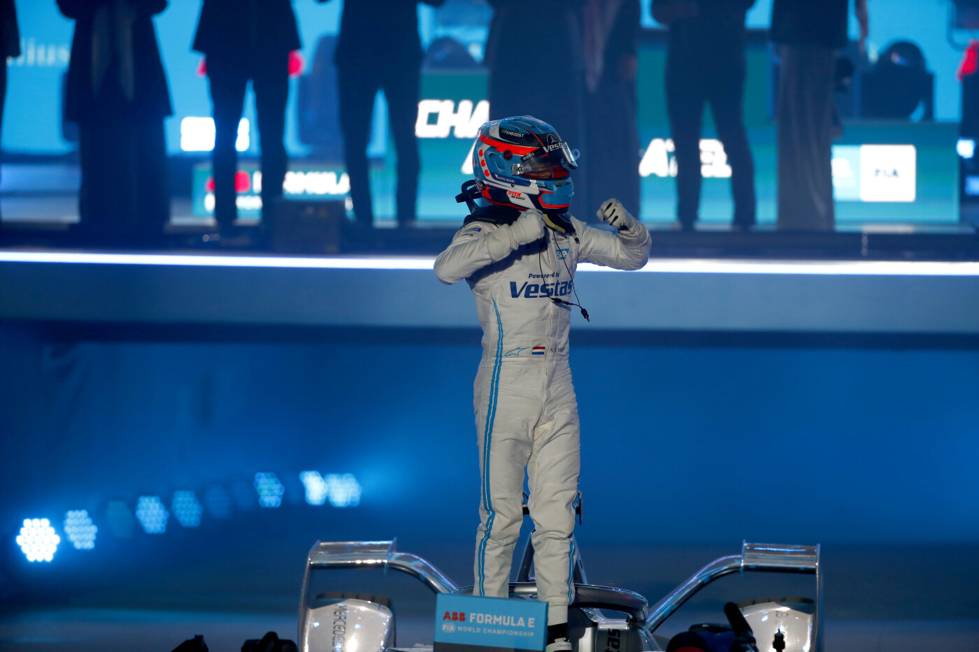 Nyck de Vries viert overwinning Diryah Grand Prix FE 2021