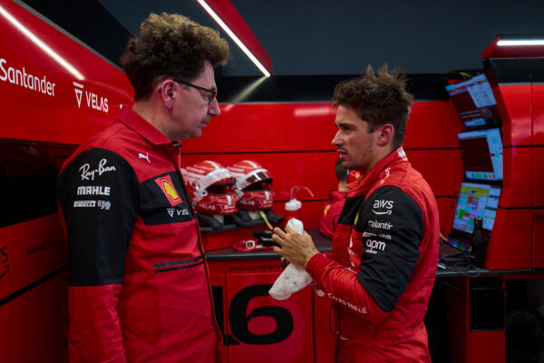 Mattia Binotto en Charles Leclerc tijdens de Dutch GP