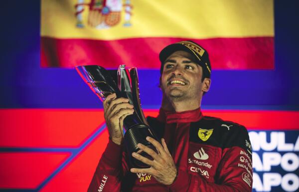 Carlos Sainz wint Grand Prix van Singapore