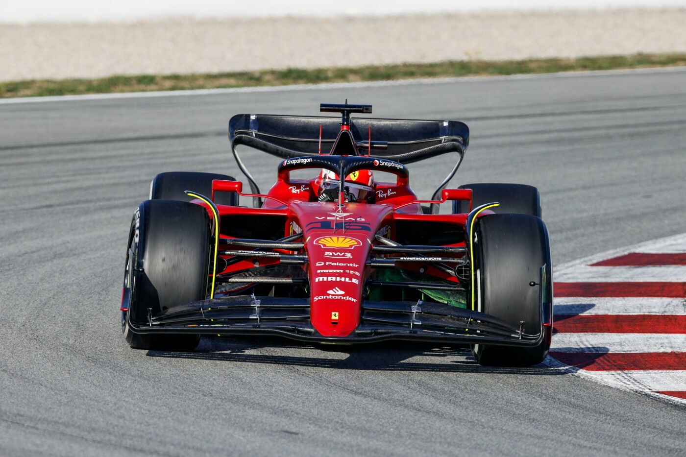 Charles Leclerc in de Ferrari tweede testdag Barcelona 2022