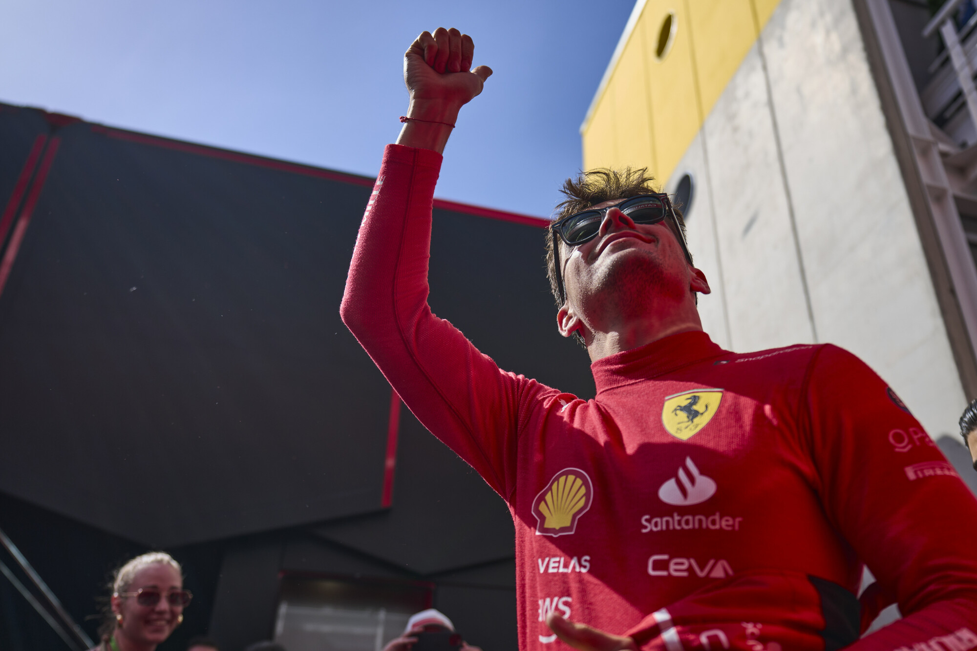 Charles Leclerc zwaait naar fans op de vrijdag Spanje 2022