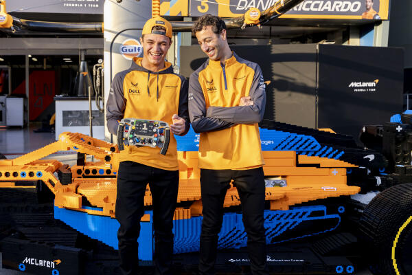 Daniel Ricciardo en Lando Norris fotomoment bij Lego wagen Australië 2022