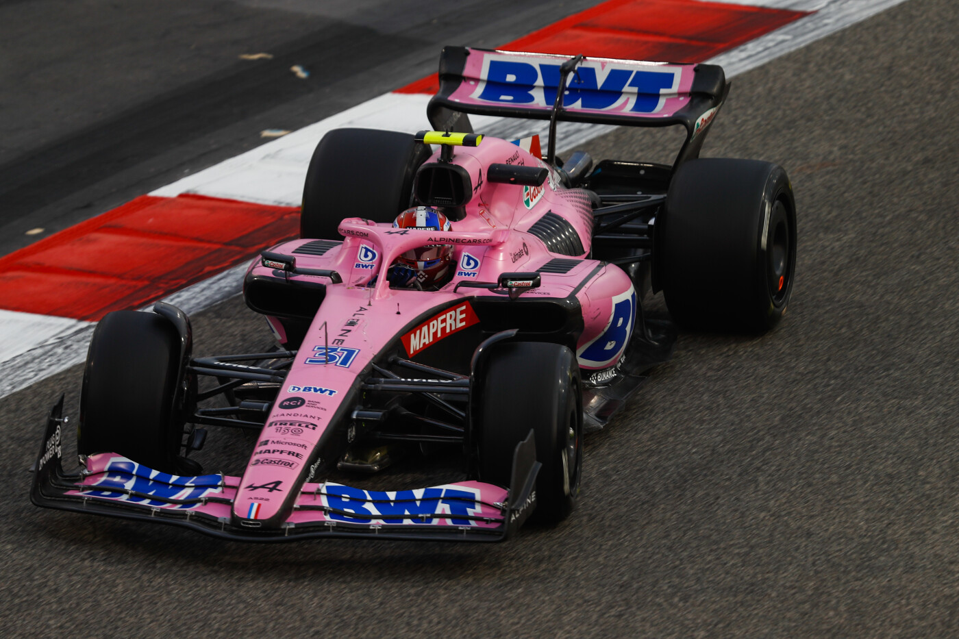 Esteban Ocon in de roze Alpine tweede testdag Bahrein 2022