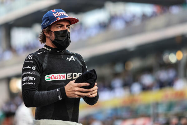 Fernando ALonso op de grid tijdens Grand Prix Abu Dhabi 2021-591006fc