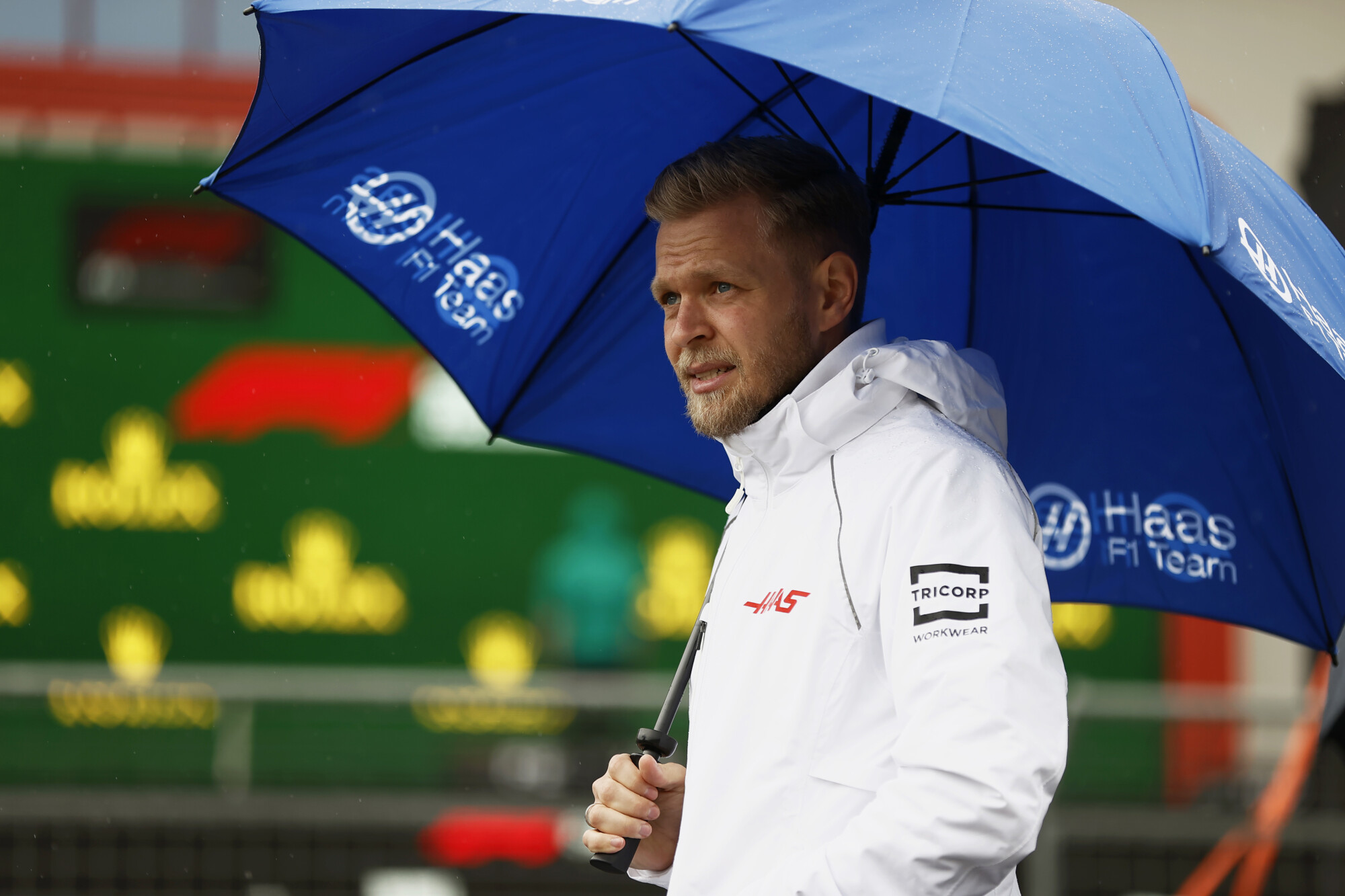 Kevin Magnussen in de regen op de grid Imola 2022