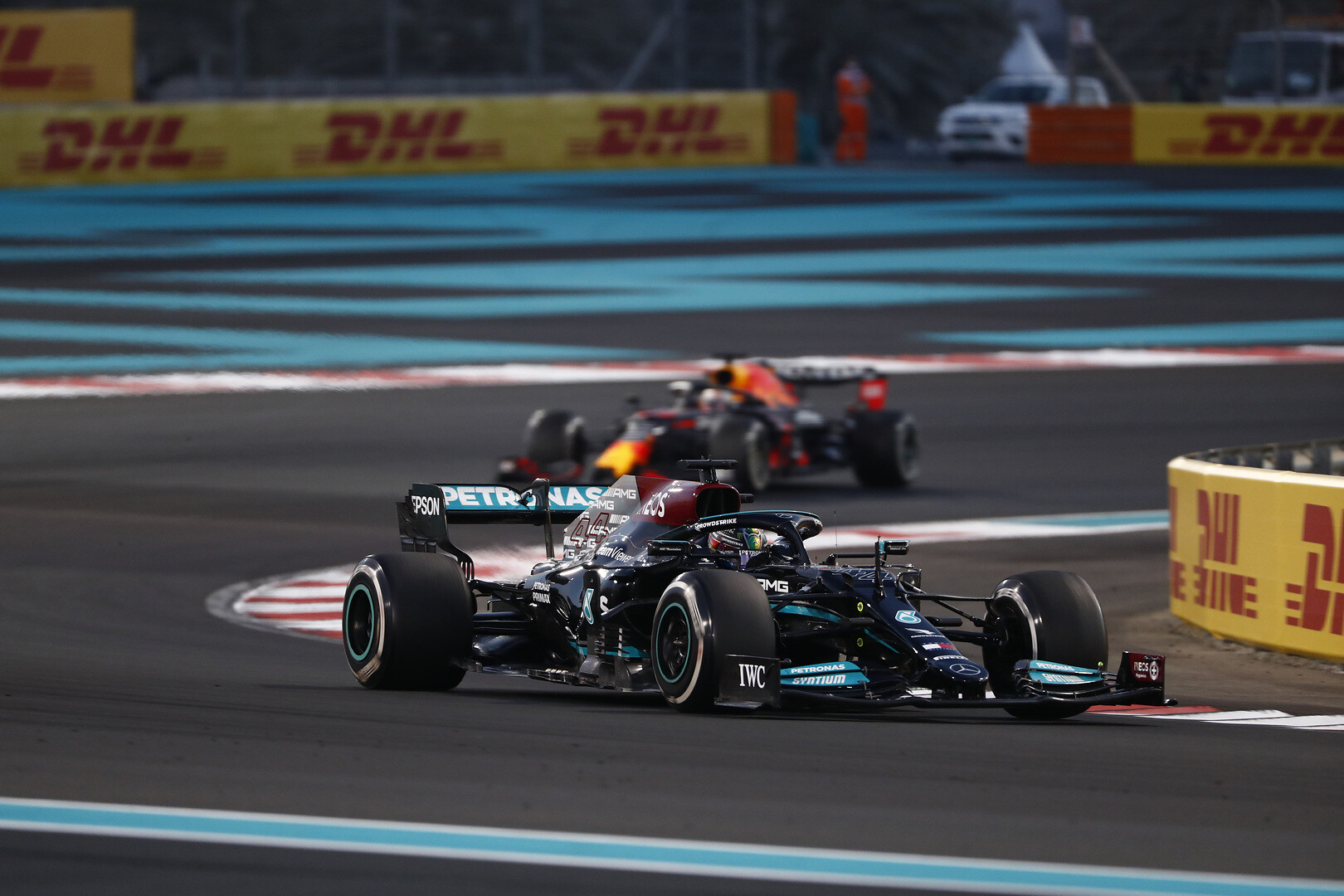 Lewis Hamilton en Max Verstappen tijdens race Grand Prix Abu Dhabi 2021