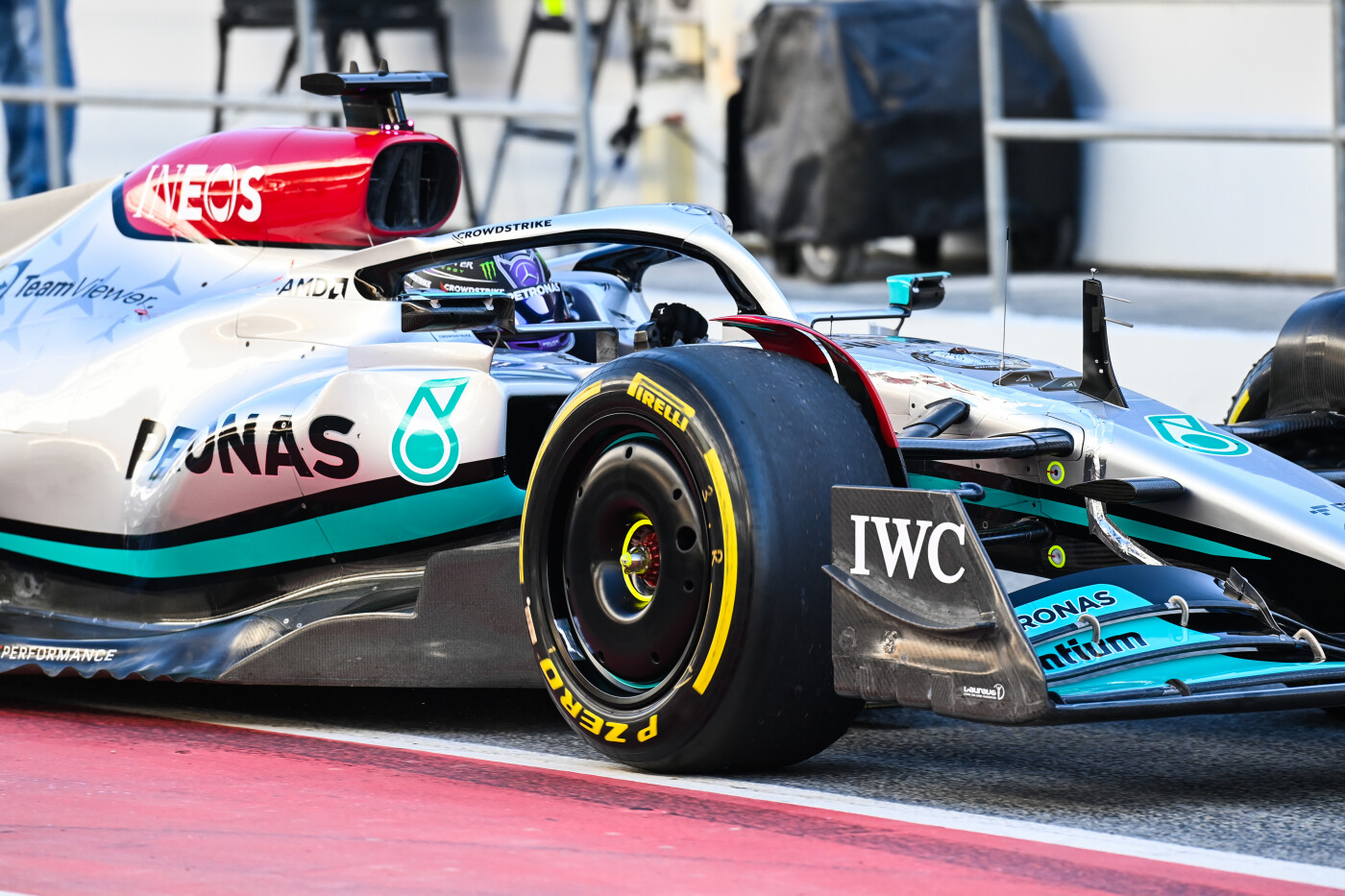 Lewis Hamilton in de Mercedes tijdens tweede testdag Barcelona 2022