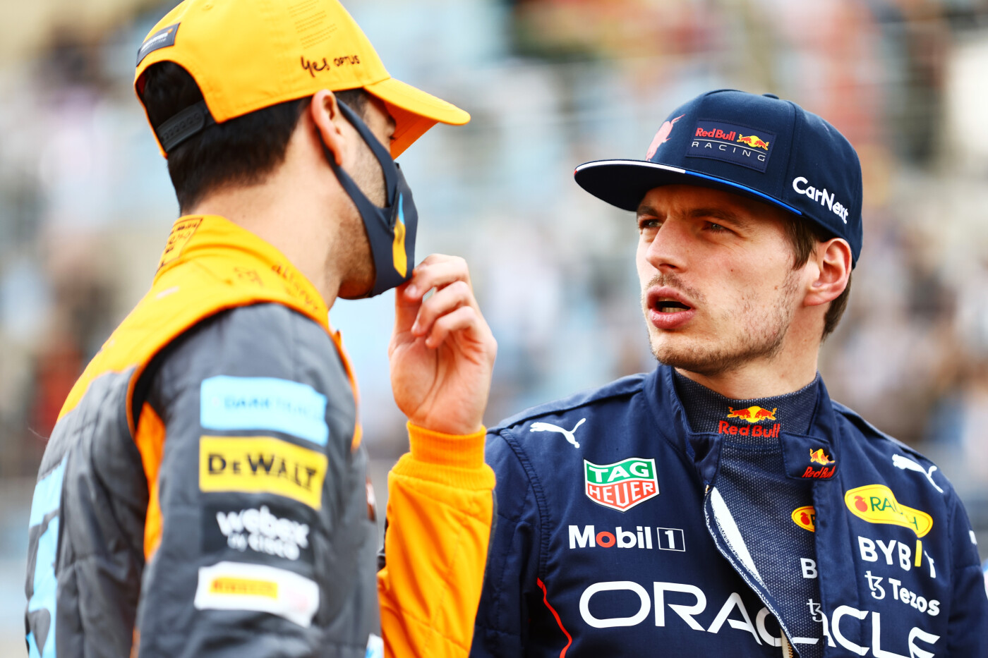 Max Verstappen en Daniel Ricciardo voor de Grand Prix van Bahrein 2022