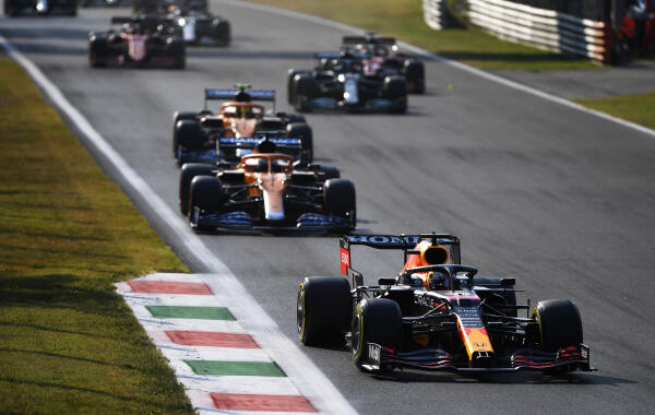 Max Verstappen leidt de twee McLaren-coureurs tijdens de sprint Italië 2021