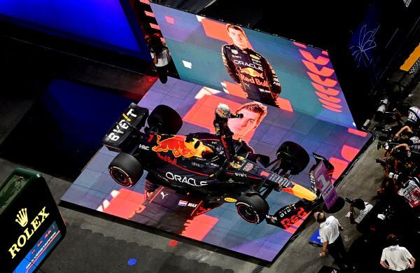 Max Verstappen op zijn auto na de winst GP Saoedi-Arabië 2022