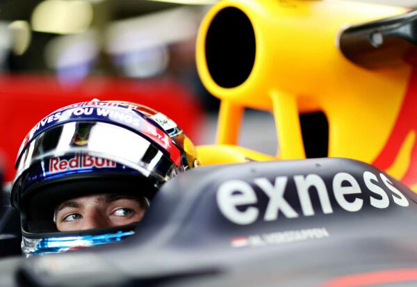Max_Verstappen_Red_Bull_Racing_F1_GP_Groot-Brittannie_2016_t