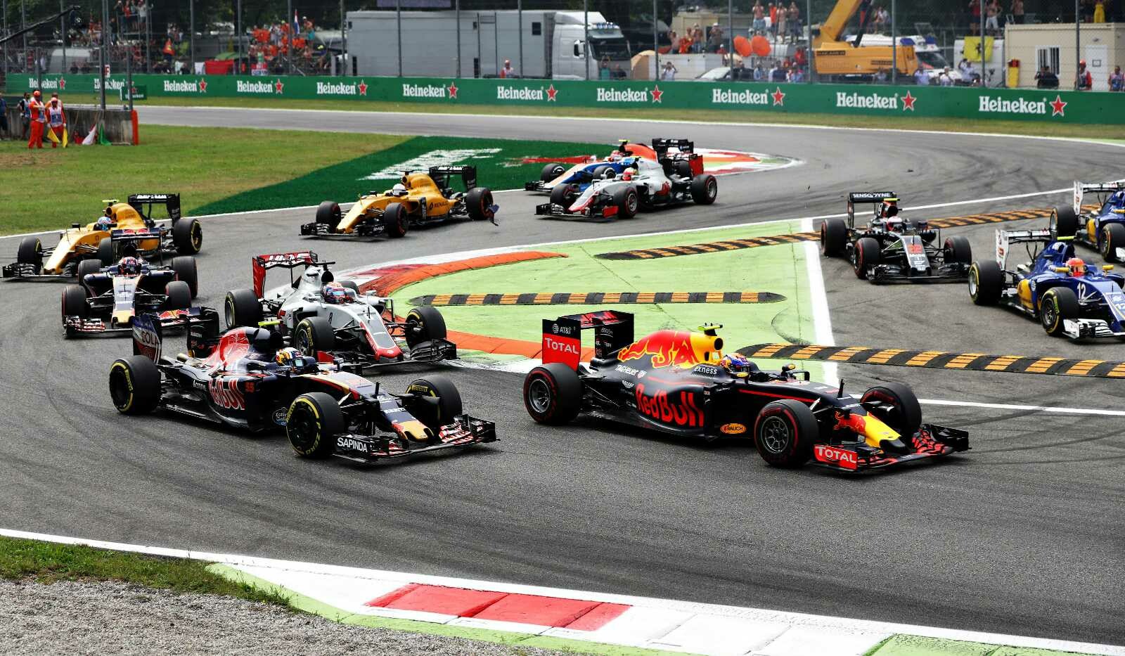 Max_Verstappen_Red_Bull_Racing_F1_Grand_Prix_Itali_bocht1