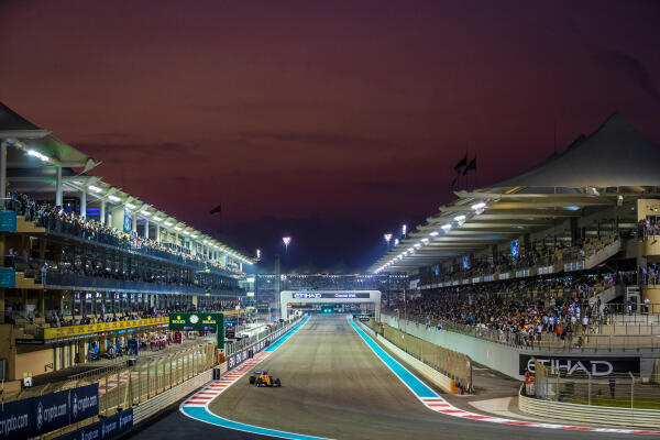 McLaren rijdt tijdens de race Grand Prix Abu Dhabi 2021