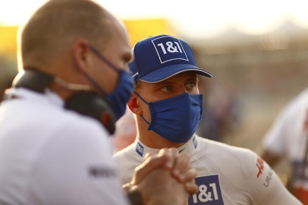 Mick Schumacher praat met engineer Grand Prix Abu Dhabi 2021