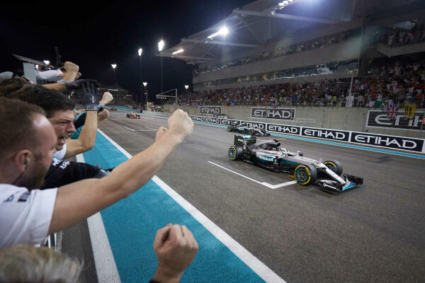 Nico_Rosberg_Mercedes_F1_Grand_Prix_Abu_Dhabi_2016_finish