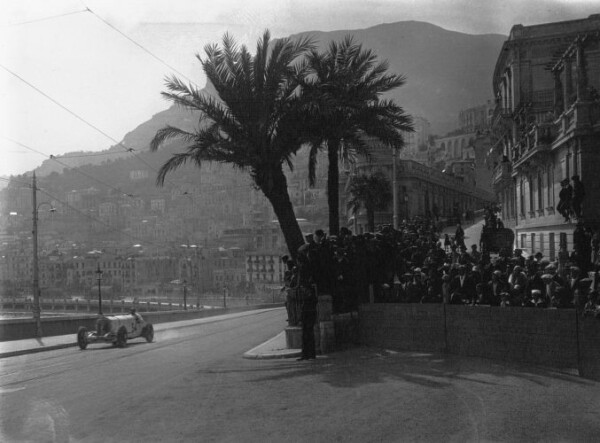 Rudolf_Caracciola_at_the_1929_Monaco_Grand_Prix-677x500