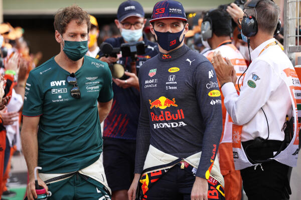 Sebastian Vettel en Max Verstappen op de grid tijdens GP Abu Dhabi 2022