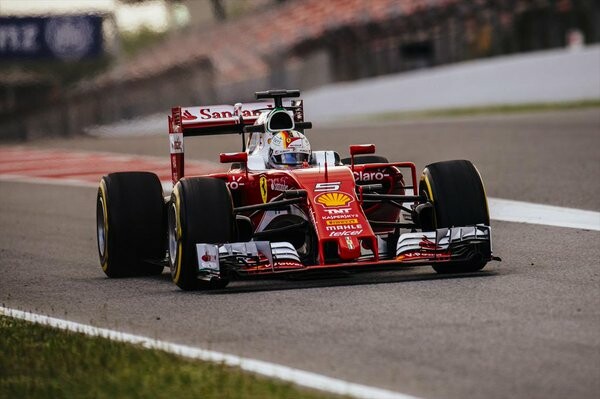 Sebastian_Vettel_Ferrari_test_F1_Barcelona