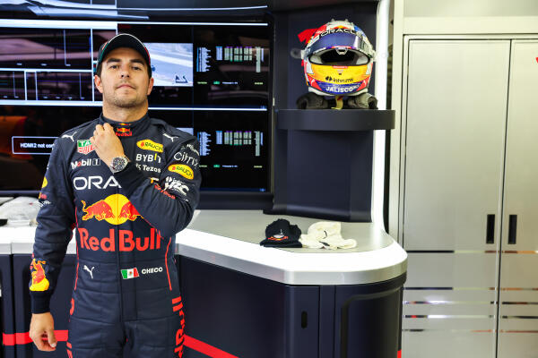 Sergio Pérez in de garage tweede testdag Bahrein 2022